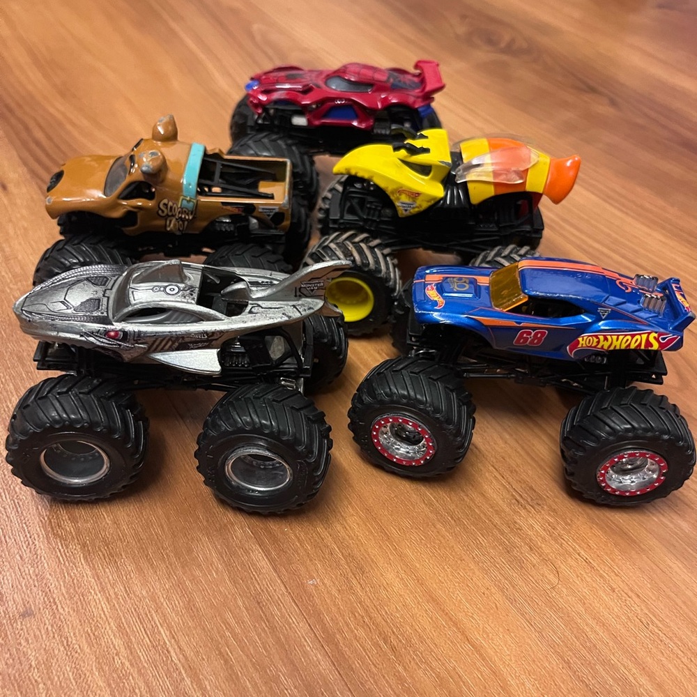 Monster Jam Truck 11 pc Set - Picture 5 of 7